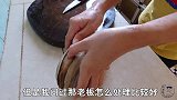 这种海鲜样子极丑，打开壳竟然还会喷水，太奇怪了