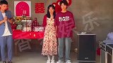 女子拍下一对新人订婚现场，一对新人站在原地不敢动看着别人欢声笑语！
