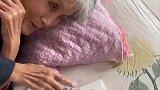 孝心满满孙子为奶奶买无线开关，让夜晚更便利