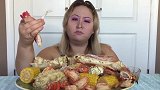 妹子吃炸龙虾和帝王蟹，化妆得像蜘蛛精一样