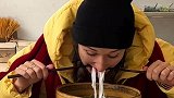 当老外用筷子吃米线