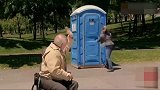 国外恶搞：女子去上厕所，一转眼厕所都不见了只剩老人