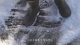 老外冰湖寻宝，一锄头下去找到苹果手机，实名羡慕啊！