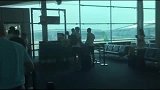国足-17年-华夏国安国脚同班飞机回京 登机时有说有笑进入联赛节奏-专题
