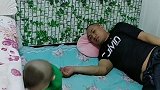 爸爸在玩手机，小宝宝突然一脚踢掉了，接下来反应好搞笑！