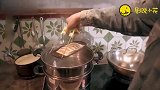 锋味：霆锋让潘帅把菜拿出来,吸一下菜里的水,潘帅：有吸管吗