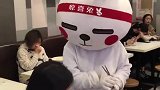 小姐姐吃面遭惊喜兔抢面，小姐姐别怕，我去保护你