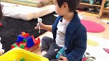 龙凤胎宝宝练习用筷子，没想到第一次使用就这么厉害了，好棒啊！