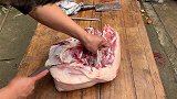 这才是真正的土猪肉，农村大叔家一次杀两头，这杀猪饭太巴适了