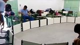会玩！ 中学生将教室改造成球场