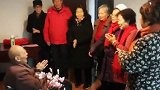 10位7旬学生为98岁班主任庆生 老师激动得热泪盈眶