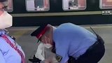 轮椅女孩不方便上火车，“暖男”列车长弯腰将她抱起