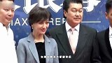 赵雅芝罕见同框李若彤，穿仙女裙似冻龄，两不老女神亲密牵手热聊