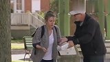 大叔竟然用硬币换纸币，然后擦完鼻涕扔垃圾桶