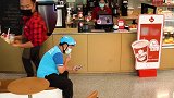 加油！总有人在默默关心奔波的你！店员悄悄给老乡准备惊喜