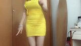 美女紧身包臀裙搭配高跟鞋，显出美丽大长腿高挑很性感