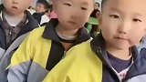 家长给三胞胎发型做标记