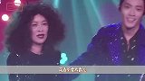 那英真的太“霸气”，穿红色羽绒服配牛仔裤潇洒不羁，美得开挂