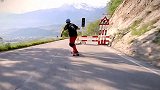 一起去爬山吗？男子极限滑板，看这下山的速度能有60km了！