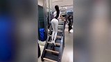 开了大长腿特效？健身房新器械专练臀腿！