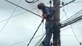 电工作业时意外触电，后背持续冒火，拉闸断电后自行恢复