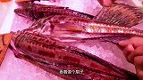 刀功师傅切“龙鱼小樽”，鱼鳍一张像蝴蝶，一缩像箭头，漂亮！