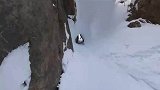 极限玩家雪山滑雪，这么小缝能过得去吗