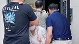 女子剖腹产后出院回家，被家人用箩筐抬上楼