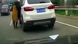 不小心撞了女司机，没想到她下车后把我笑坏了