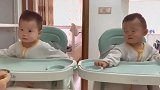 双胞胎兄弟俩，一路成长一路陪伴，连吃饭都要手牵手