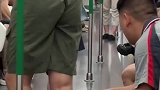 大哥地铁上做好事，遭小伙误解，算了给你塞回去吧