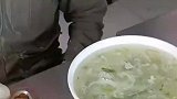 食堂惊现大胃王，男子一顿饭能吃个包子，网友：这一天得拉多少