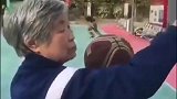 剧情反转！奶奶在篮球场不仅仅只是跳舞