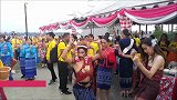 这个泰国姑娘很会跳舞，引来众人围观拍照，泰国妹子积极配合