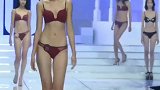 内衣紧致摩擦导致模特走路不稳，第二个出场的小姐姐还有点害羞