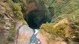 前方高能！西班牙男子用无人机超低空飞行拍摄 惊险穿越峡谷溪流