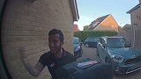 听到客户庆祝英格兰队进球，外卖小哥在门外欢呼雀跃