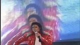 迈克尔杰克逊神级表演现场，大屏幕中的他真帅