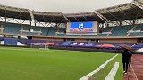 现场-苏州奥体遭遇雨水困扰 场地重新画线