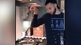 篮球-17年-不想当网红的球星不是好厨师！库里直播陪老婆下厨做饭-专题