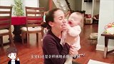 爸爸用“手枪”对着宝宝，接下来宝宝的动作，爸妈都笑趴了