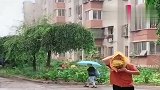 暖宝我太难了，我不光要做虎爸的小棉袄，还要当它雨衣
