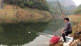 农村小伙发明奇葩钓鱼方法，下竿3秒必中鱼，两边的钓友都看傻了