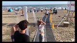 露天淋浴后妹子后悔了，最后还被喷了一脸