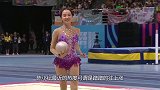 陈小纭一字马劈出215度，吴宣仪都看懵了，网友：神一般的存在