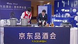 刘强东直播做菜直呼紧张，调侃煤气灶不好用：不是从马云那买的吧