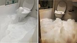 英国：男子半夜醒来发现马桶往外狂喷白色泡泡
