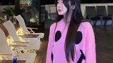 姑娘，请你放过这只鹦鹉！