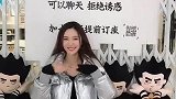 漂亮姑娘出门吃饭只能跟玩偶拼桌