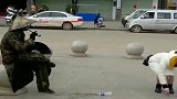 姑娘真是个杠精,为了验证公园铜人是真是假,绝招都使出来了